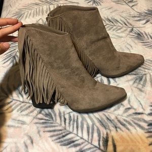 Ankle booties, with fringe.